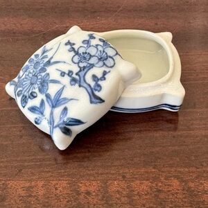 Vintage Blue & White Porcelain Trinket Box – Handpainted Asian Floral Design